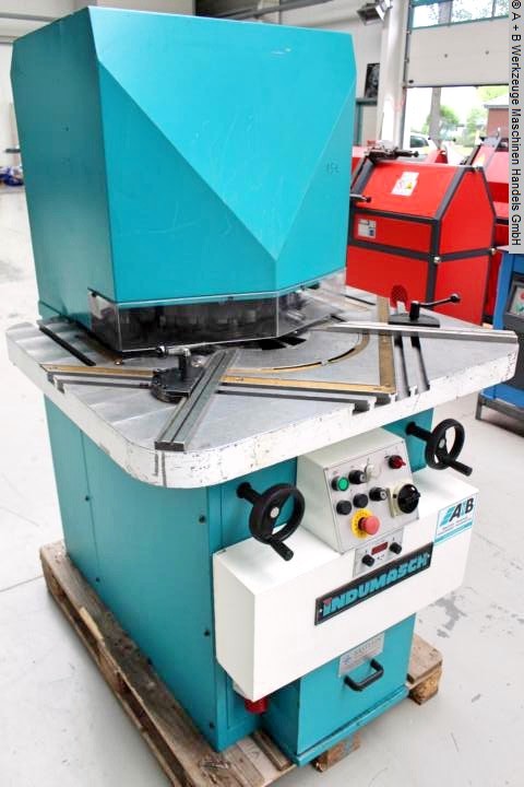 INDUMASCH VA 200/8, Metallbearbeitungsmaschinen, Blechbearbeitung / Scheren / Biegen / Richten, Ausklinkmaschine
