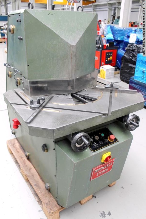 INDUMASCH 200 H, Metallbearbeitungsmaschinen, Blechbearbeitung / Scheren / Biegen / Richten, Ausklinkmaschine